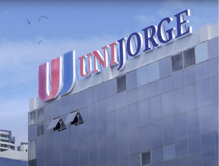 Fotografia da logo e nome da Unijorge na fachada da unidade parelela