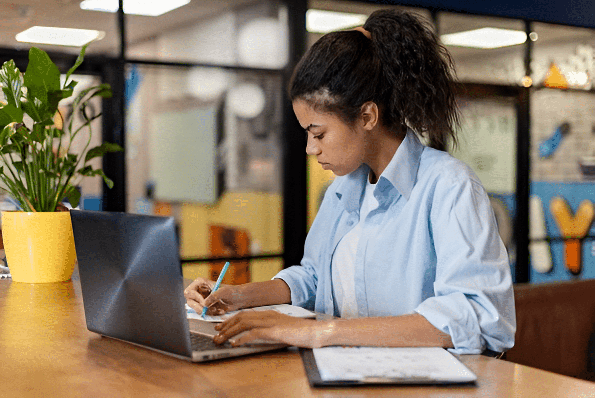 O curso EAD oferece flexibilidade para profissionais autônomos desenvolverem suas habilidades remotamente.